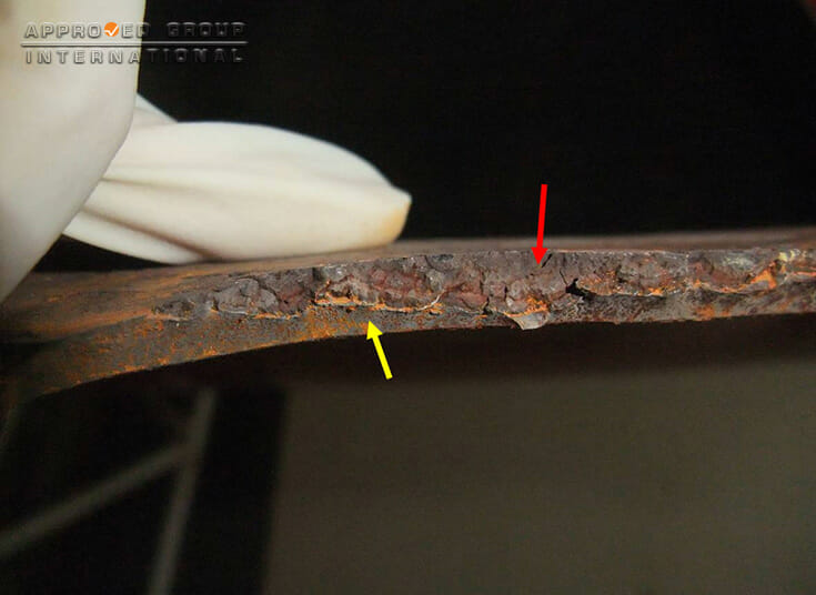 Photograph 3: Cross section of the fractured surface revealed brittle characteristic (red arrow) on the surface towards the inner surface and sheared characteristic (yellow arrow) towards the outer surface.